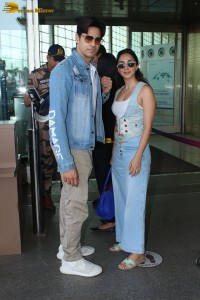 actress Kiara Advani spotted with her husband Sidharth malhotra at mumbai airport