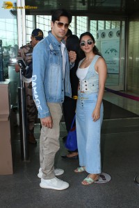 actress Kiara Advani spotted with her husband Sidharth malhotra at mumbai airport