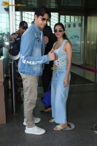actress Kiara Advani spotted with her husband Sidharth malhotra at mumbai airport