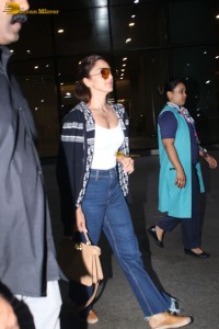 bollywood actress Kiara Advani stylish look at mumbai airport