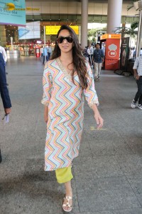 Bollywood Actress Kiara Advani spotted at Mumbai Airport