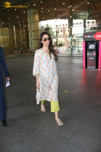 Bollywood Actress Kiara Advani spotted at Mumbai Airport