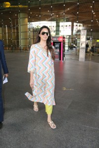 Bollywood Actress Kiara Advani spotted at Mumbai Airport