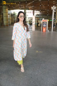 Bollywood Actress Kiara Advani spotted at Mumbai Airport