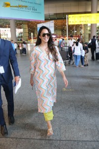 Bollywood Actress Kiara Advani spotted at Mumbai Airport
