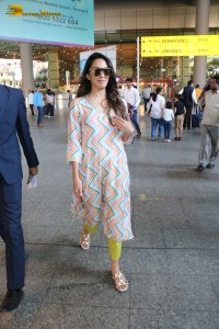 Bollywood Actress Kiara Advani spotted at Mumbai Airport