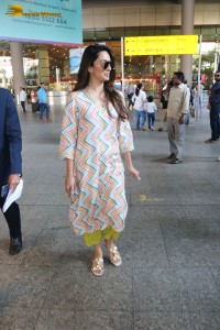 Bollywood Actress Kiara Advani spotted at Mumbai Airport