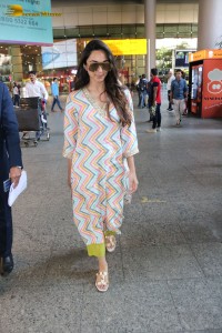 Bollywood Actress Kiara Advani spotted at Mumbai Airport