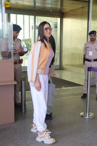 Kiara Advani hot looks at the Airport