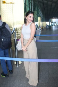 actress Kiara Advani stylish look at airport