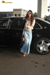 bollywood actress Kiara Advani chic look at mumbai airport