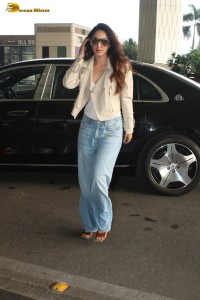 bollywood actress Kiara Advani chic look at mumbai airport