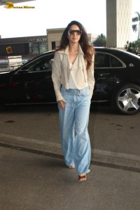 bollywood actress Kiara Advani chic look at mumbai airport