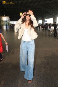 bollywood actress Kiara Advani chic look at mumbai airport