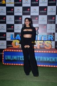 ‘Kis Kisko Pyaar Karoon 2’ cast Kapil Sharma, Ayesha Khan, Warina Hussain, Parul Gulati, and Tridha Choudhury, promote the film on the sets of 'Laughter Chef'
