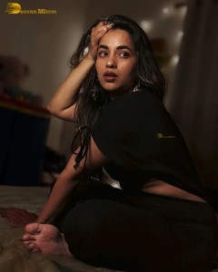 actress komalee prasad photoshoot in dim light