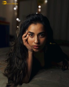 actress komalee prasad photoshoot in dim light