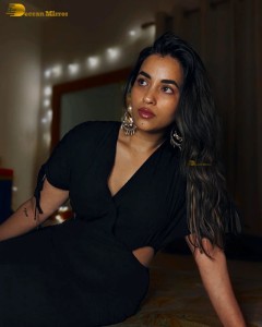 actress komalee prasad photoshoot in dim light