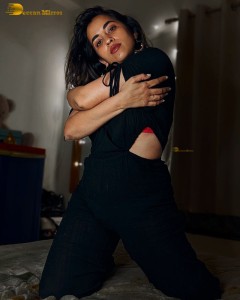 actress komalee prasad photoshoot in dim light