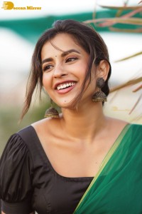 Telugu Actress Komalee Prasad photoshoot in a green half saree