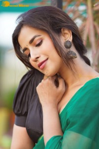 Telugu Actress Komalee Prasad photoshoot in a green half saree