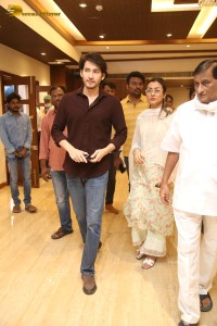 Superstar Krishna's Chinna Karma ceremony attended by Mahesh Babu and family