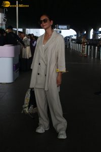 actress Kriti Kharbanda classy looks in white suit