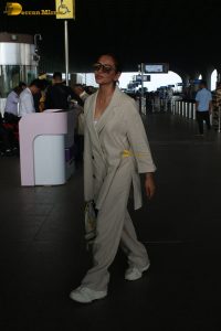 actress Kriti Kharbanda classy looks in white suit