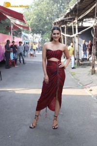 bollywood actress kriti sanon hot looks in a shoulderless dress