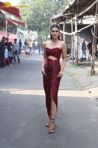 bollywood actress kriti sanon hot looks in a shoulderless dress