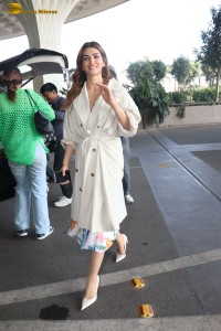 bollywood actress kriti sanon spotted at the airport