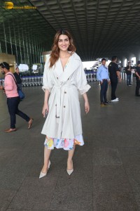 bollywood actress kriti sanon spotted at the airport