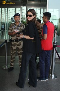 bollywood actress Kriti Sanon chic look at mumbai airport