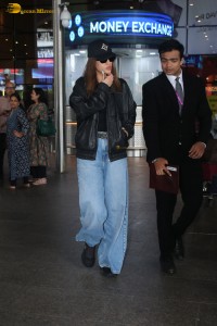 bollywood actress Kriti Sanon stylish looks in jeans and jacket