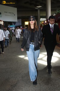 bollywood actress Kriti Sanon stylish looks in jeans and jacket