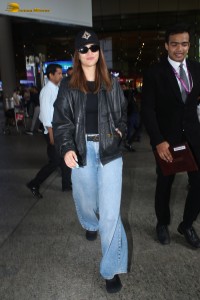 bollywood actress Kriti Sanon stylish looks in jeans and jacket