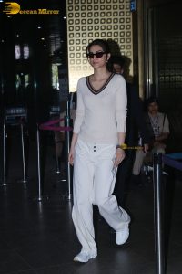 bollywood actress Kriti Sanon dressed in all white at mumbai airport