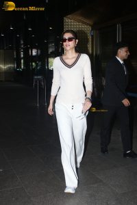 bollywood actress Kriti Sanon dressed in all white at mumbai airport