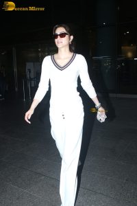 bollywood actress Kriti Sanon dressed in all white at mumbai airport