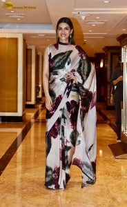 actress kriti sanon beautiful in a black and white saree