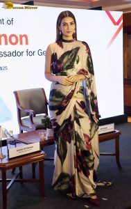 actress kriti sanon beautiful in a black and white saree