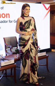 actress kriti sanon beautiful in a black and white saree