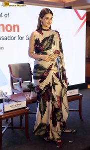 actress kriti sanon beautiful in a black and white saree