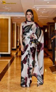 actress kriti sanon beautiful in a black and white saree