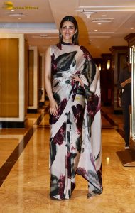 actress kriti sanon beautiful in a black and white saree