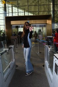 actress kriti sanon stylish in jeans at airport