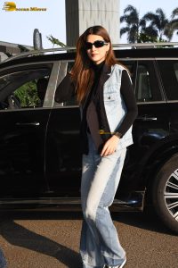 actress kriti sanon stylish in jeans at airport
