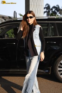 actress kriti sanon stylish in jeans at airport
