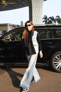 actress kriti sanon stylish in jeans at airport