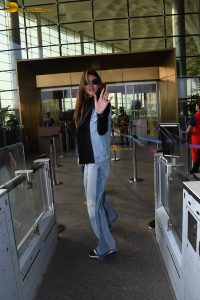 actress kriti sanon stylish in jeans at airport